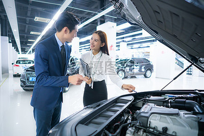 汽車(chē)銷(xiāo)售服務(wù)人員為客戶(hù)介紹汽車(chē)
