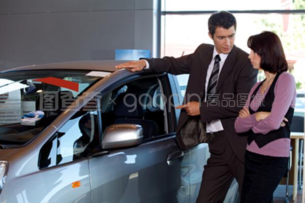 汽車(chē)銷(xiāo)售員向顧客解釋汽車(chē)特點(diǎn)