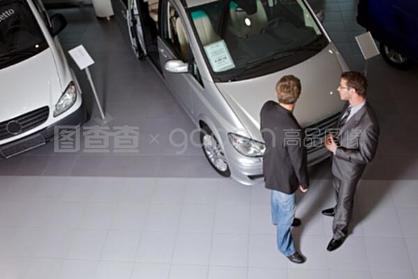 汽車(chē)銷(xiāo)售人員向客戶(hù)解釋汽車(chē)特點(diǎn)