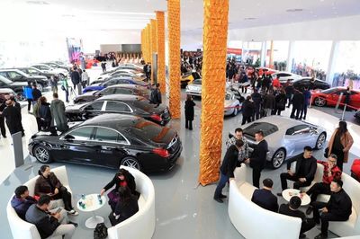 汽車進(jìn)口關(guān)稅下調(diào),4S店瘋狂“搶人”!車企的動作更夸張…